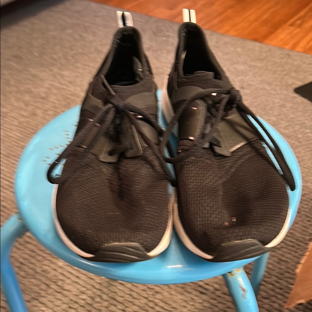 New Balance Black Sneakers with Mesh Upper and Sleek Design